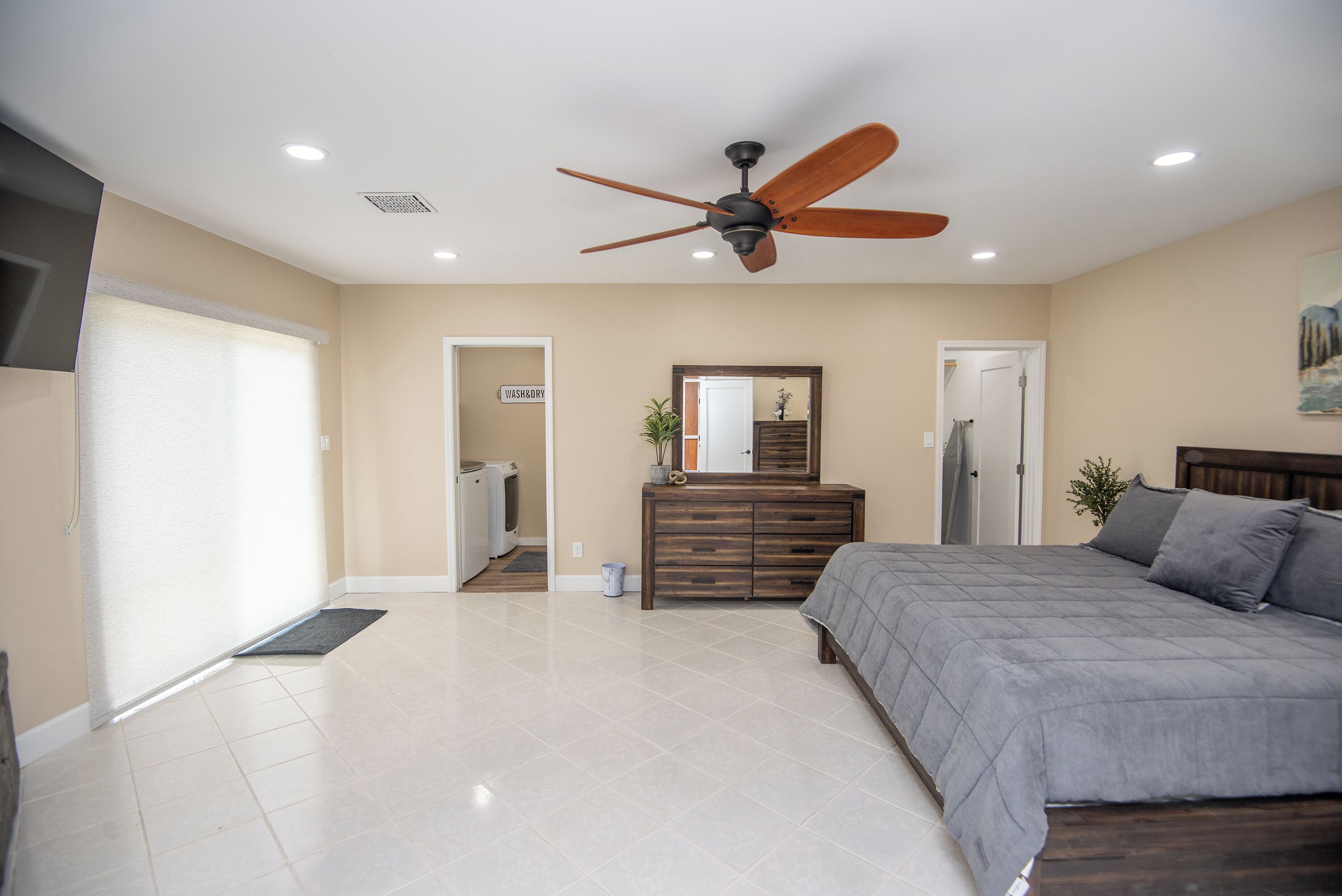 4 bedrooms, desk, iron/ironing board, travel crib