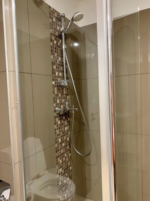 Pyyhkeet, saippua, vessapaperi