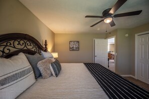 2 slaapkamers, een strijkplank/strijkijzer, reisbedje, gratis wifi