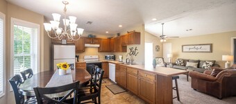 2BR/2Bth, walking to Holiday World. Outdoor grilling area. Family Friendly!! 