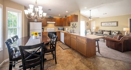 2BR/2Bth, walking to Holiday World. Outdoor grilling area. Family Friendly!!