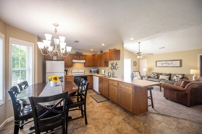 2BR/2Bth, walking to Holiday World. Outdoor grilling area. Family Friendly!! 