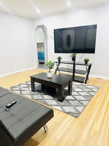 Perfect  2 bdr apt for comfortable living  with parking mins from UBS stadium 