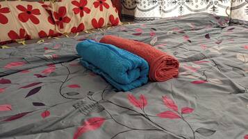 1 habitación, tabla de planchar con plancha y ropa de cama