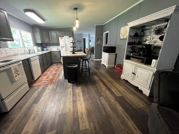 Réfrigérateur, micro-ondes, four, plaque de cuisson