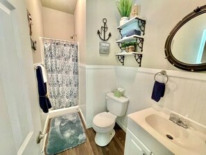 Regadera, toallas, jabón, papel de baño 