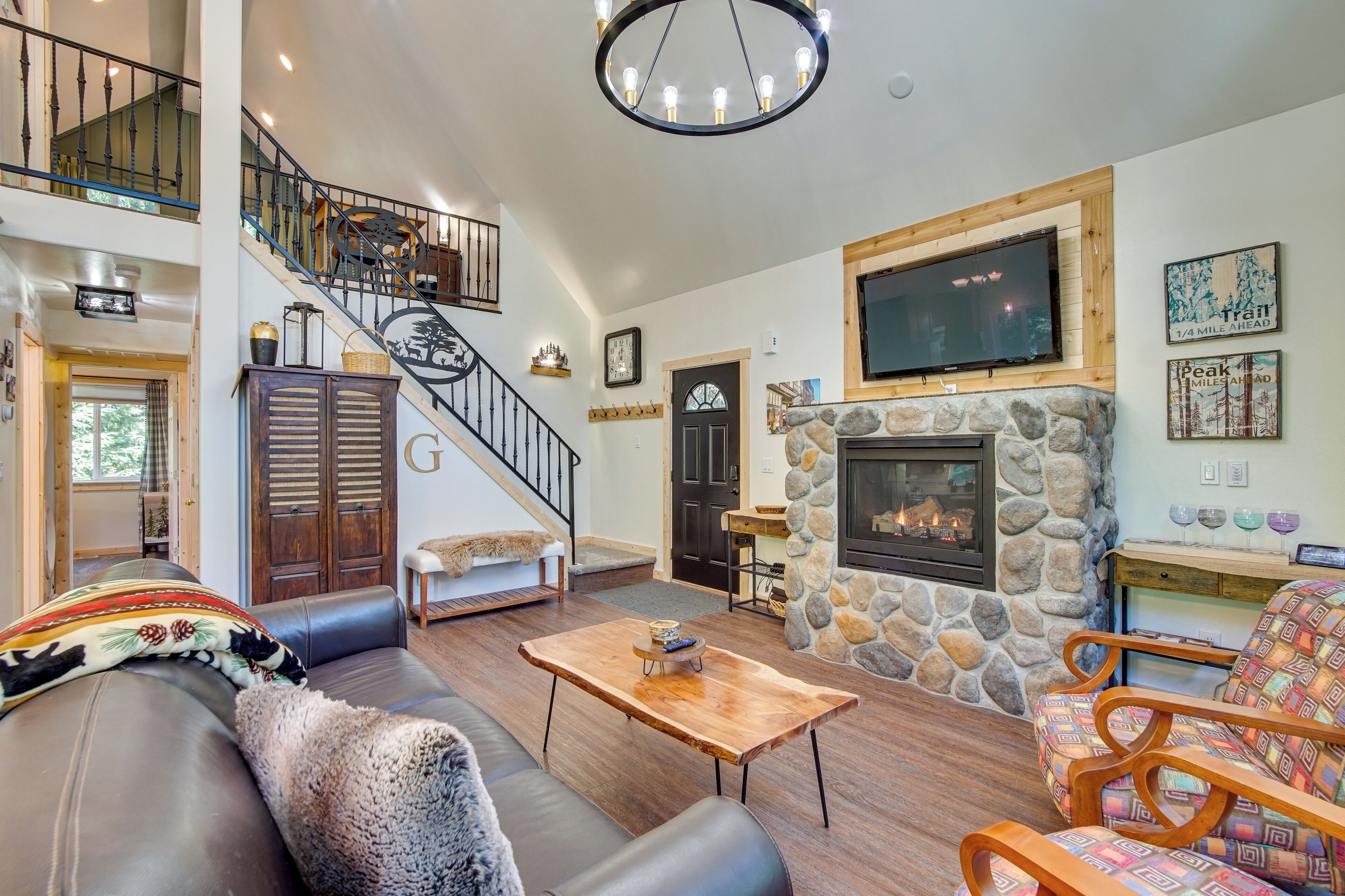 Unwind in Cle Elum: Hot Tub & Cozy Fireplace!