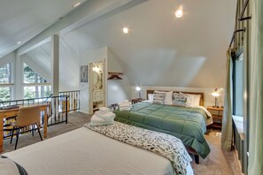 2 bedrooms, desk, iron/ironing board, travel cot - Unwind in Cle Elum: Hot Tub & Cozy Fireplace! (Cle Elum)