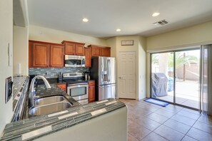 Kylskåp, mikrovågsugn, spishäll och diskmaskin