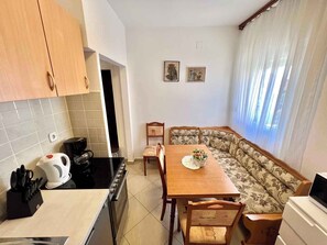 Fridge, stovetop, cookware/dishes/utensils - Holiday apartment mit Balkon und Meerblick (Crikvenica)
