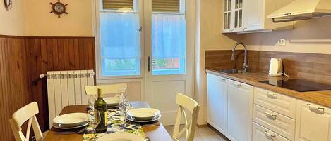 Fridge, oven, stovetop, dishwasher