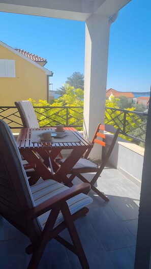 Outdoor dining - Holiday apartment with sea view and terrace (Orebić)