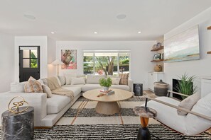 Smart-TV, peis, bøker og stereoanlegg