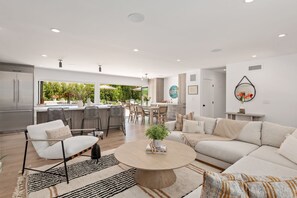 スマートテレビ、暖炉、書庫、ステレオ