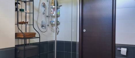 Baignoire à remous, séchoir à cheveux, bidet, serviettes fournies