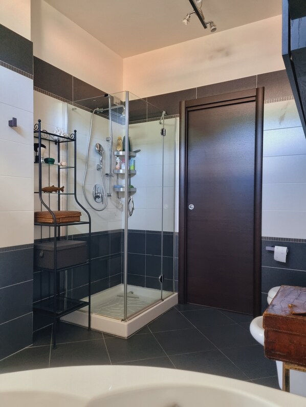Bañera de hidromasaje, secador de pelo, bidet, toallas