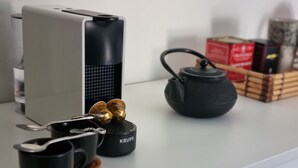 A kitchen counter with a coffee maker, a kettle, and a small teapot. - -Le Carillon- Romantic and cozy Suite with Jacuzzi 2 steps from Bergamo (Sorisole)