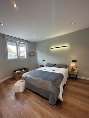 3 habitaciones, tabla de planchar con plancha, wifi y ropa de cama 