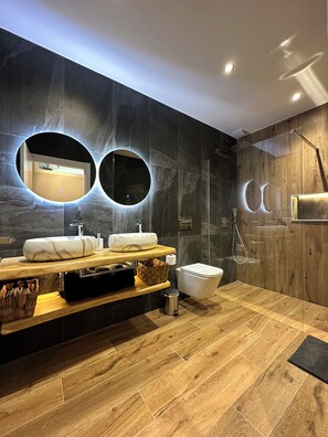 Douche, sèche-cheveux, serviettes fournies, savon