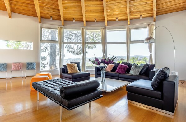 Smart-TV, Stereoanlage, Arbeitsbereiche