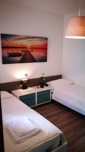 4 dormitoris, planxa i posts de planxar i un bressol de viatge 