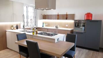 Kühlschrank, Ofen, Herdplatte, Wasserkocher mit Kaffee-/Teezubehör