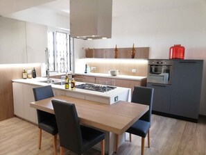 Fridge, oven, stovetop, coffee/tea maker