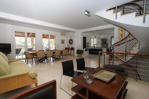 House - Holiday Houses, Villas Villa Victoria - Beachfront Luxury (Milna)
