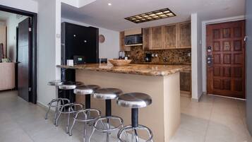 Réfrigérateur, micro-ondes, four, plaque de cuisson