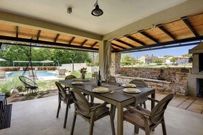 تناول الطعام بالخارج