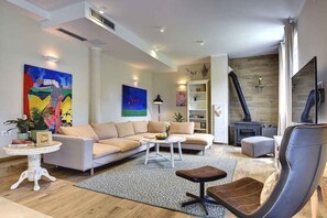 Una televisión, videojuegos, un reproductor de DVD