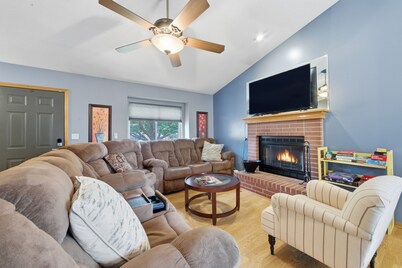 Relaxing Getaway with Outdoor Patio, Fire Pit, and Pool Table