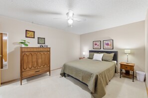5 bedrooms, iron/ironing board, free WiFi, bed sheets - Relaxing Getaway with Outdoor Patio, Fire Pit, and Pool Table (Wichita)