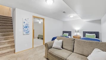 5 bedrooms, iron/ironing board, free WiFi, bed sheets