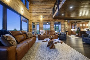 Smart TV, fireplace, video games - Sleeps 21, EV Outlet, Firepit, Hot Tub, Game Room, Pets, Mountain Views (Broken Bow)