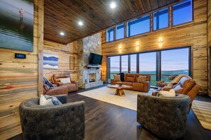 Smart TV, caminetto, videogiochi