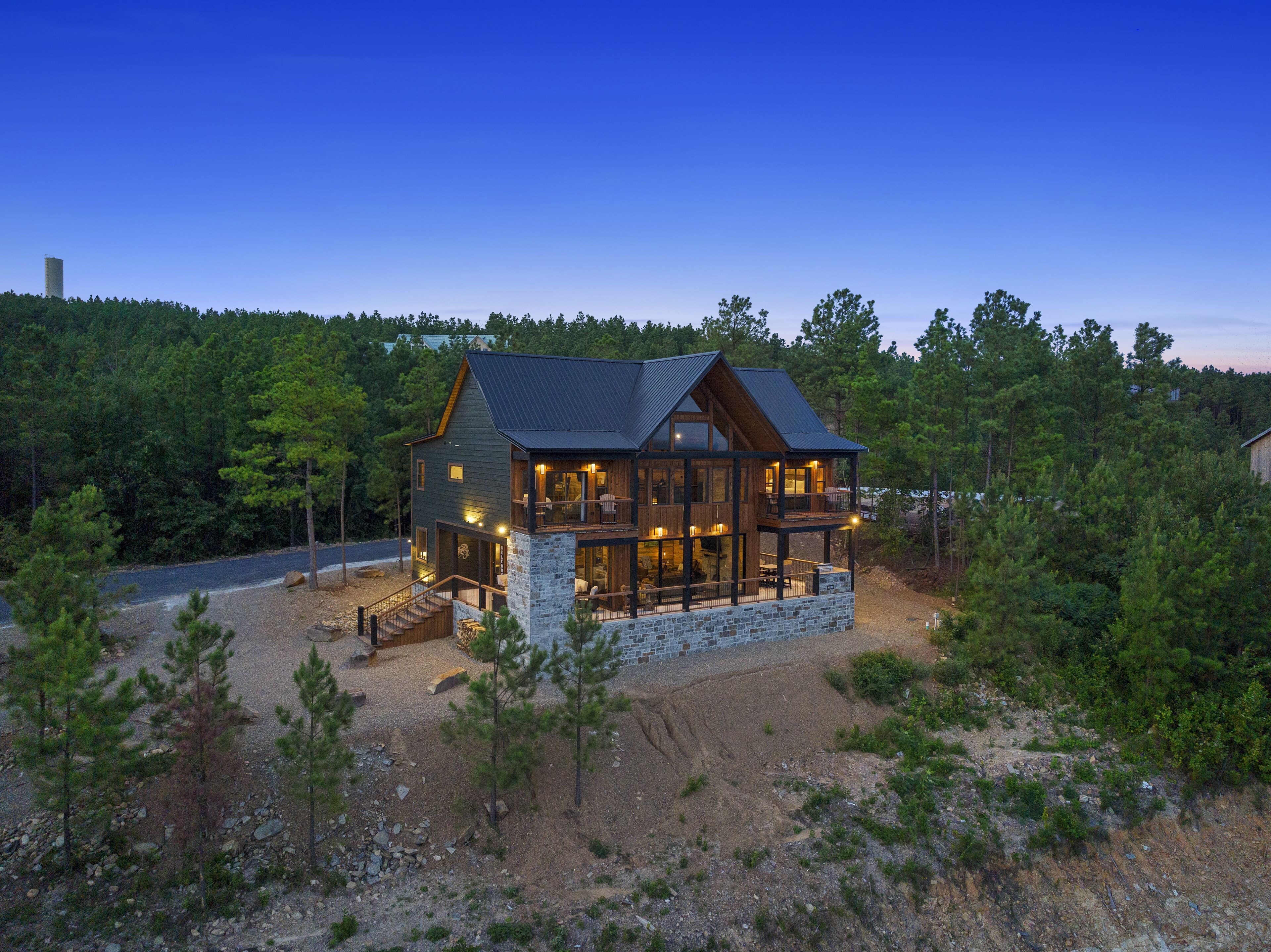 Mountain View Cabin- Sleeps 22, EV Outlet, Firepit, Hot Tub, Game Room, Pets- Virtual Tour Available