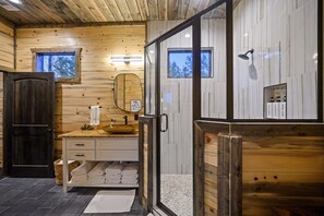 Shower, hair dryer, towels, soap - Sleeps 21, EV Outlet, Firepit, Hot Tub, Game Room, Pets, Mountain Views (Broken Bow)