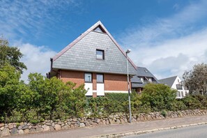 Exterior - Nest am Dorfteich, App. 21 - Gemütliche 2-zimmer Dg-ferienwohnung auf ca. 40 m² Wohnfläche, für 2 (Wenningstedt-Braderup (Sylt))