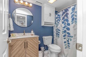 Combined shower/bathtub, hair dryer, towels, shampoo - Cypress Bay J-2 (Little River)