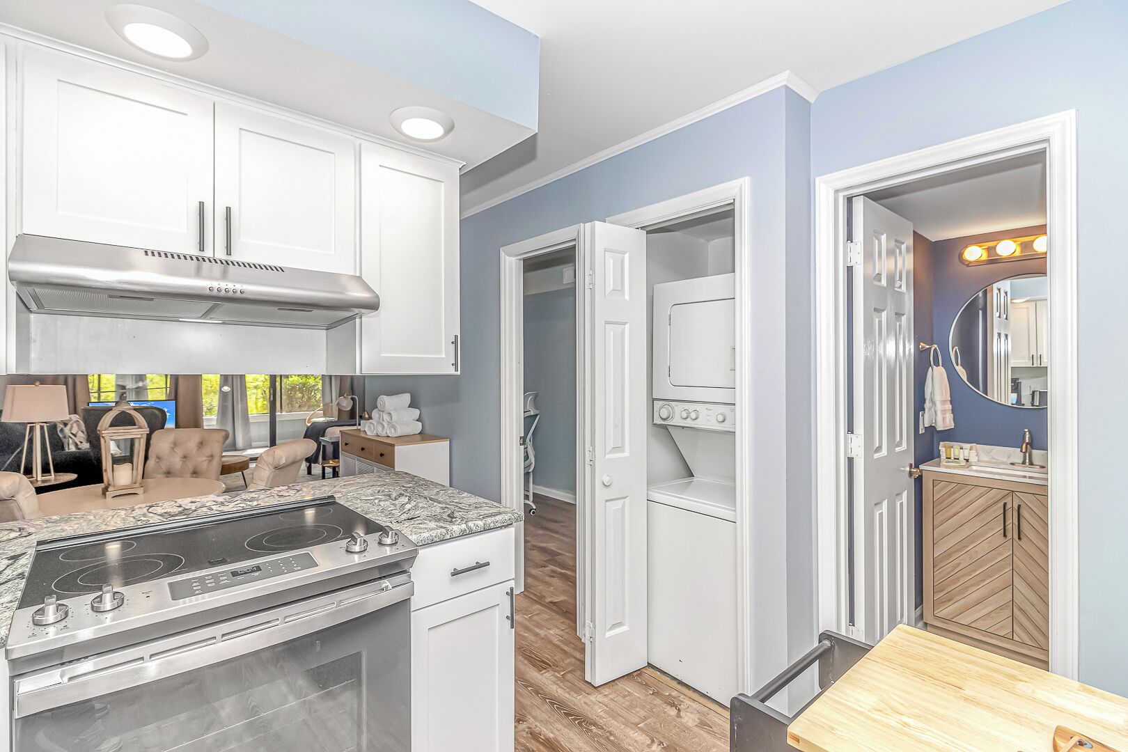 冷蔵庫、電子レンジ、オーブン、コンロ