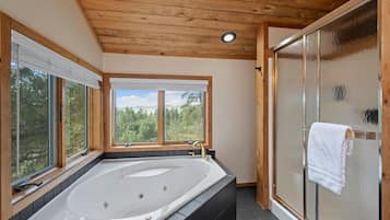 Combined shower/tub, towels