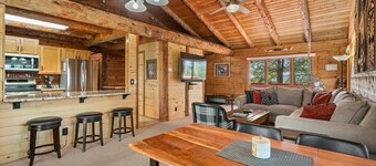 Modern Log Cabin, Great Deck, 10 min from Durango!