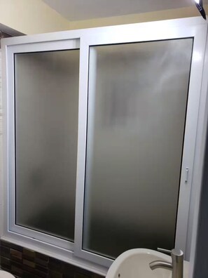 Hårføner, håndklær, såpe og toalettpapir