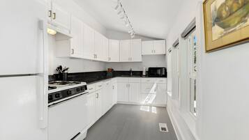 Kjøleskap, mikrobølgeovn, ovn og kokeplater