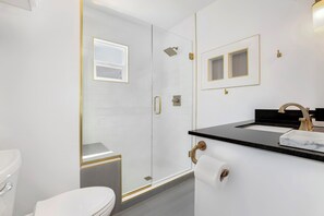 Een douche, een haardroger, handdoeken, zeep