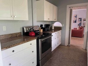 Kylskåp, mikrovågsugn, ugn och spishäll