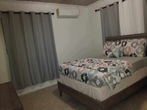 3 bedrooms, iron/ironing board, free WiFi, bed sheets - Entire Home - Perfect Getaway-Close to Beach and Everything for a great Vacation (Nassau)