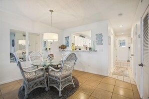 Huoneisto, 1 suuri parisänky (SEA - 513 2BR Ocean View Pool Free Ti) | Ruokailu