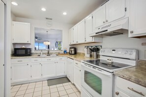 Apartment, 1 King-Bett (SEA - 513 2BR Ocean View Pool Free Ti) | Eigene Küche